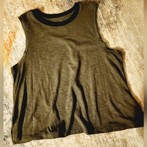 ** 2/$15 ** Bundle of 2 Old Navy Active Muscle Tanks - Picture 2 of 11